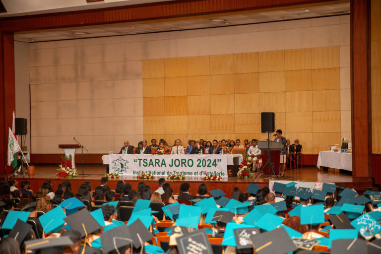 Lire la suite à propos de l’article Cérémonie de remise de diplômes – Promotion TSARA JORO 2024 – INTH