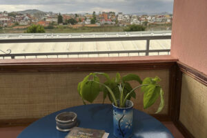 balcon et vue Chez Jeanne Talatamaty Antananarivo