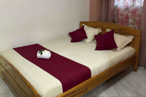 Lit chambre Chez Jeanne auberge Antananarivo